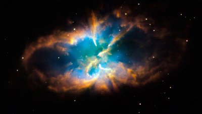Nébuleuse planétaire NGC 2818 dans la constellation sud de Pyxis (La Boussole). Les couches et la coquille de gaz brillantes ont été créées lorsqu